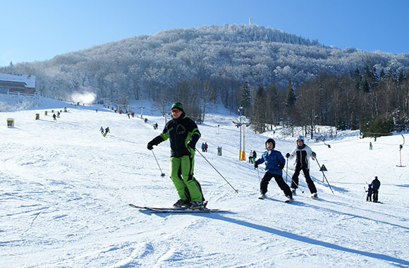 Familie beim Skifahren an der Lausche. Familie beim Skifahren an der Lausche.