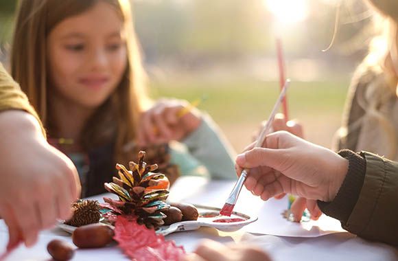 La peinture pour les enfants : des enfants peignent avec des couleurs faites maison à partir de matériaux naturels.