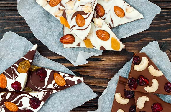 Last-minute Father's Day gift - homemade broken chocolate in different varieties. Last-minute Father's Day gift - homemade broken chocolate in different varieties.