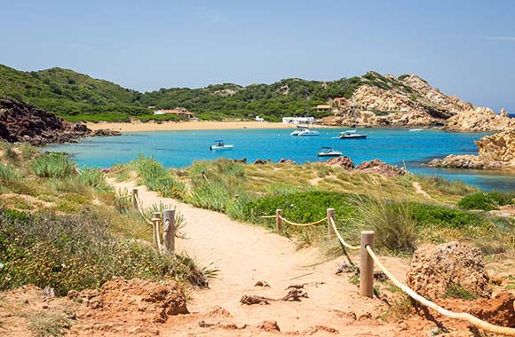 La ruta del Camí de Cavalls recorre playas menorquinas como la Cala Pregonda. La ruta del Camí de Cavalls recorre playas menorquinas como la Cala Pregonda.