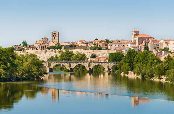 Vista del río Duero a su paso por la ciudad de Zamora. Vista del río Duero a su paso por la ciudad de Zamora.