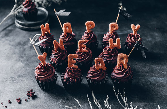 Cupcakes with Happy New Year lettering make great edible New Year’s Eve table decorations.