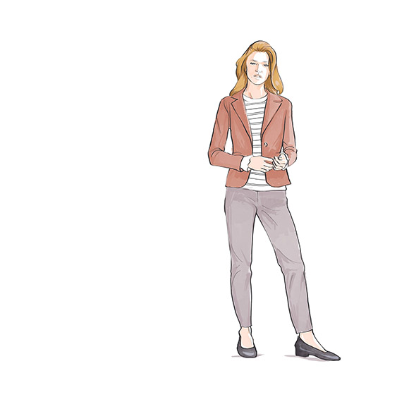 Une femme adopte le look smart casual en s'habillant avec simplicité et élégance.