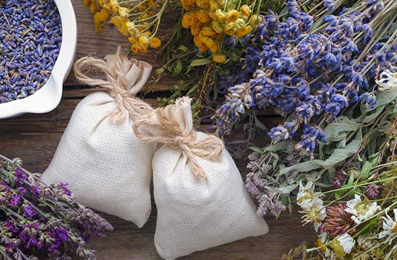 Duftsäckchen mit getrockneten Blüten von Lavendel und Heilkräutern. Duftsäckchen mit getrockneten Blüten von Lavendel und Heilkräutern.
