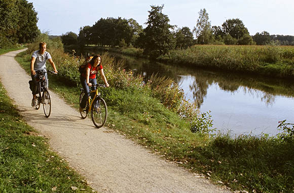 Radtouren NRW – Radfahrer auf dem Emsradweg bei Telgte. Radtouren NRW – Radfahrer auf dem Emsradweg bei Telgte.