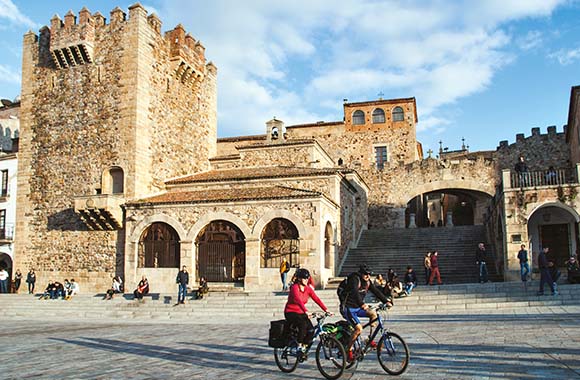Las mejores rutas ciclistas por Extremadura: dos ciclistas en Cáceres.