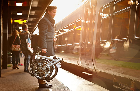 Met de fiets naar het werk: Man gebruikt trein en vouwfiets om naar zijn werk te gaan. Met de fiets naar het werk: Man gebruikt trein en vouwfiets om naar zijn werk te gaan.