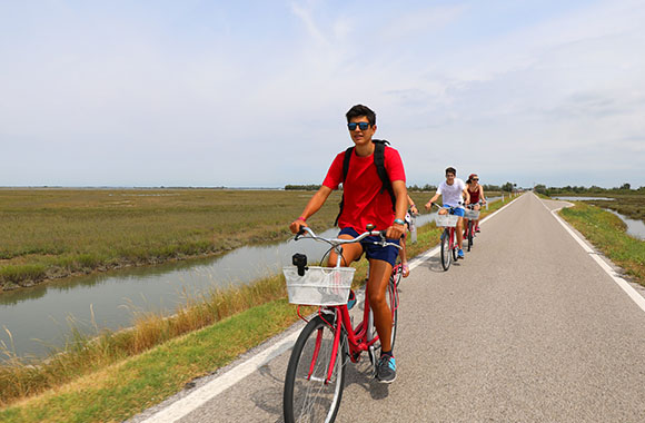 Cicloturismo Veneto – Una famiglia percorre in bici la ciclovia delle isole di Venezia. Cicloturismo Veneto – Una famiglia percorre in bici la ciclovia delle isole di Venezia.