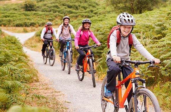 Bezpiecznie na rowerze – rodzina na wycieczce rowerowej w lesie.