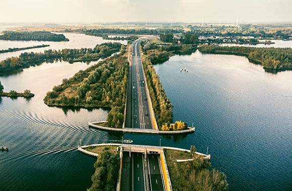 Fietsroute langs het Veluwemeer – Boot zeilt door het kanaal van het Veluwemeer. Fietsroute langs het Veluwemeer – Boot zeilt door het kanaal van het Veluwemeer.