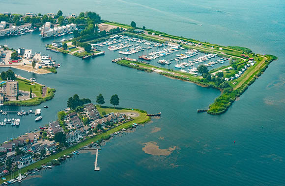 De Zeewolderoute – Luchtfoto op Zeewolde. De Zeewolderoute – Luchtfoto op Zeewolde.