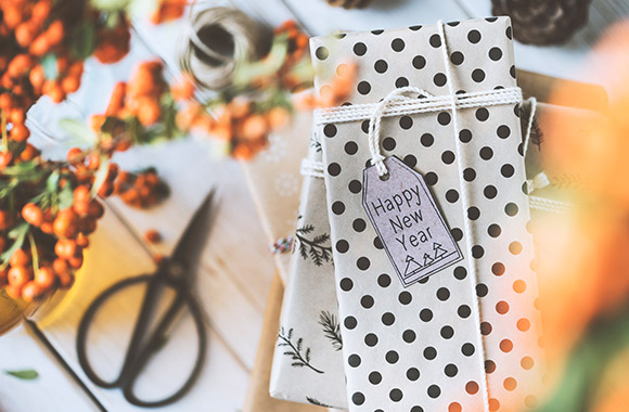 Small gifts make great New Year’s Eve table decorations. Small gifts make great New Year’s Eve table decorations.