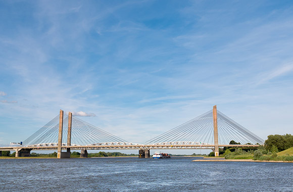 Fietsen langs de Waal – De Martinus Nijhoffbrug in Zaltbommel, die over de Waal loopt. Fietsen langs de Waal – De Martinus Nijhoffbrug in Zaltbommel, die over de Waal loopt.