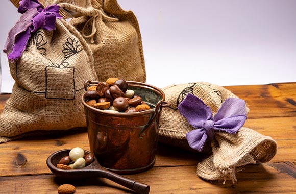 5 december – cadeautjes in jutezakken en een mix van pepernoten en chocoladepepernoten. 5 december – cadeautjes in jutezakken en een mix van pepernoten en chocoladepepernoten.