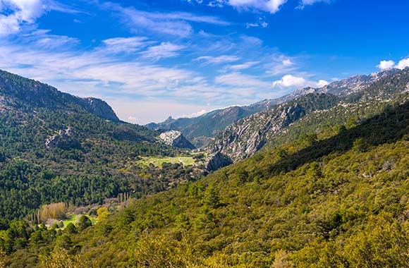 Vistas de la Sierra de Cazorla, en Andalucía, uno de los muchos entornos naturales protegidos por donde pasa el GR-7. Vistas de la Sierra de Cazorla, en Andalucía, uno de los muchos entornos naturales protegidos por donde pasa el GR-7.