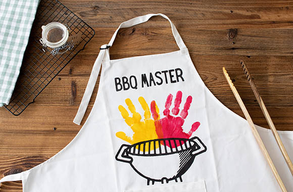Father's Day craft ideas: a homemade barbecue apron with handprints. Father's Day craft ideas: a homemade barbecue apron with handprints.