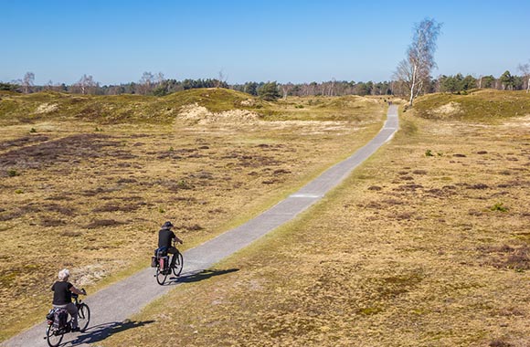 Ouder echtpaar fietst door Nationaal park Drents-Friese Wold. Ouder echtpaar fietst door Nationaal park Drents-Friese Wold.