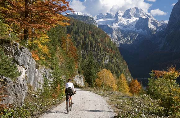 Radwege in Oberösterreich: Eine Radfahrerin fährt durch die Berge Oberösterreichs. Radwege in Oberösterreich: Eine Radfahrerin fährt durch die Berge Oberösterreichs.