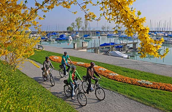 Gruppe Radfahrer fährt durch die Hafenstadt Romanshorn in der Schweiz. Gruppe Radfahrer fährt durch die Hafenstadt Romanshorn in der Schweiz.