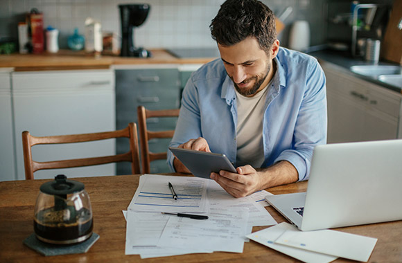 Studieverlof – een man plant zijn studieverlof op een tablet. Studieverlof – een man plant zijn studieverlof op een tablet.