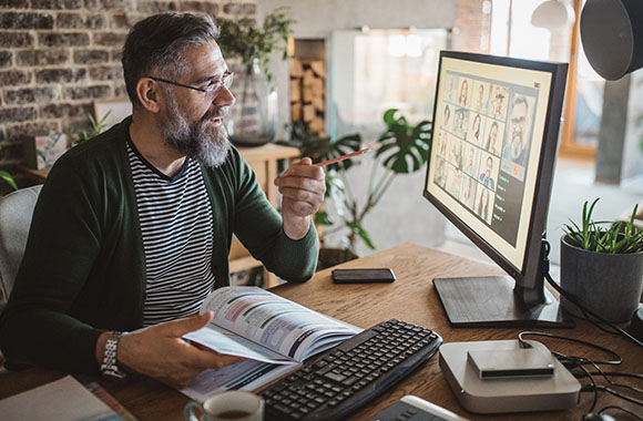 Lebenslanges Lernen – Mann nimmt an einem Webinar teil. Lebenslanges Lernen – Mann nimmt an einem Webinar teil.