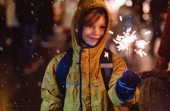 New Year’s Eve with children: Having fun with sparklers.