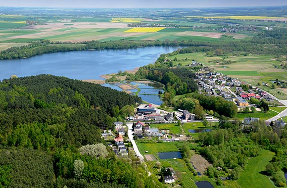 Widok na Kamień Krajeński i jezioro Mochel z lotu ptaka. Widok na Kamień Krajeński i jezioro Mochel z lotu ptaka.