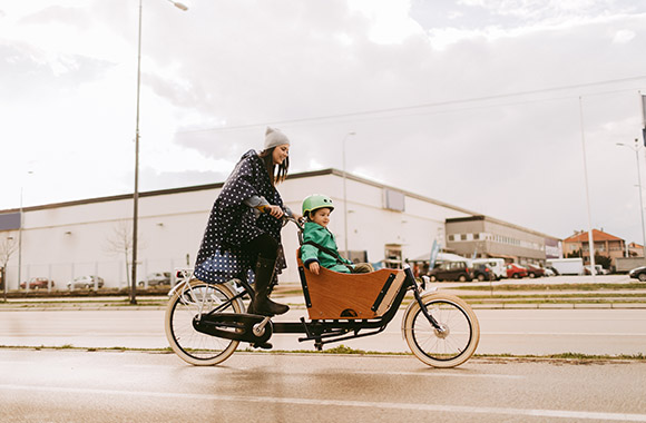 Fahrradfahren mit Kleinkind: Kind fährt im Lastenrad mit. Fahrradfahren mit Kleinkind: Kind fährt im Lastenrad mit.