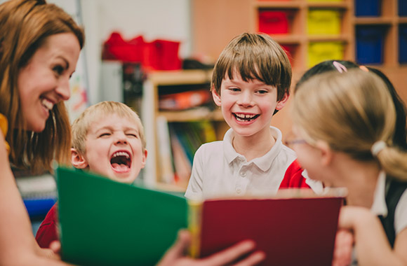 Spiele zum Lesen lernen: Kinder haben Freude am Lesen. Spiele zum Lesen lernen: Kinder haben Freude am Lesen.