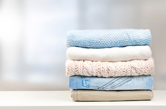 Minimalistischer Kleiderstapel aus einer Capsule Wardrobe. Minimalistischer Kleiderstapel aus einer Capsule Wardrobe.