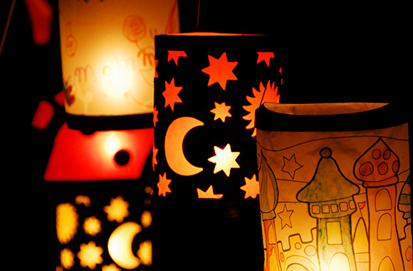 Lanterne di carta fai da te per bambini: ottime illuminazioni per le uscite serali.