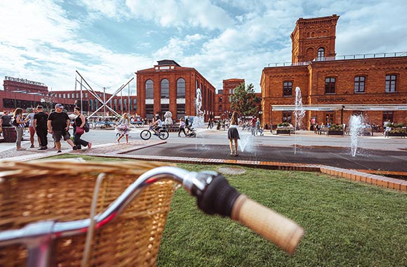 Rowerzysta zwiedza centrum usługowo-rozrywkowe Manufaktura w Łodzi. Rowerzysta zwiedza centrum usługowo-rozrywkowe Manufaktura w Łodzi.