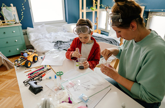 Nuttig speelgoed - moeder en zoon spelen met een experimentele kit. Nuttig speelgoed - moeder en zoon spelen met een experimentele kit.