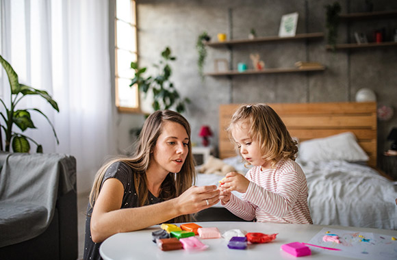 Knete selber machen: Mutter und Tochter spielen mit Knetmasse. Knete selber machen: Mutter und Tochter spielen mit Knetmasse.