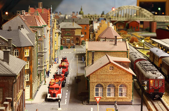 Model railway: A built-up model railway world with houses and streets.