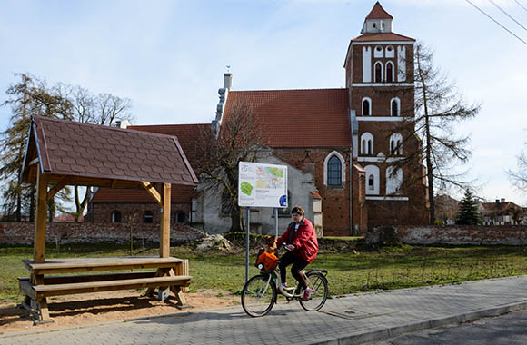 Wiata odpoczynkowa i tablica z mapą Wiślanej Trasy Rowerowej w Nieszawie. Wiata odpoczynkowa i tablica z mapą Wiślanej Trasy Rowerowej w Nieszawie.