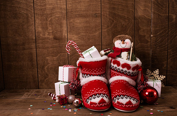 Nikolausstiefel gefüllt mit Süßigkeiten und Geschenken. Nikolausstiefel gefüllt mit Süßigkeiten und Geschenken.