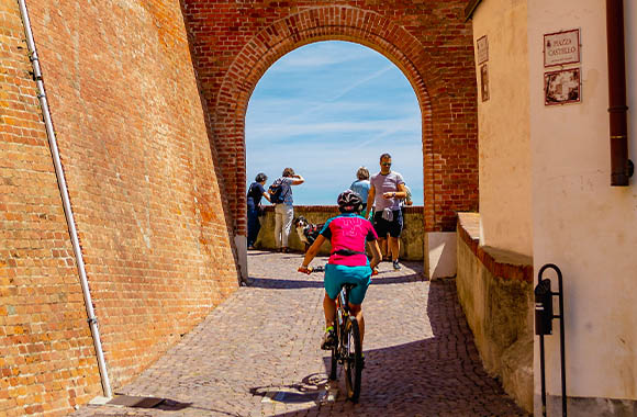 Cicloturismo Piemonte: scoprire le Langhe in bici passando per il Castello di Barolo. Cicloturismo Piemonte: scoprire le Langhe in bici passando per il Castello di Barolo.