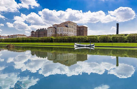 Percorsi in bici Piemonte: Reggia di Venaria adiacente al Parco della Mandria. Percorsi in bici Piemonte: Reggia di Venaria adiacente al Parco della Mandria.