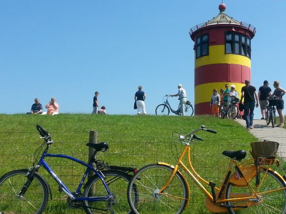 Radtouren Ostfriesland: Rastmöglichkeit am Pilsumer Leuchtturm.