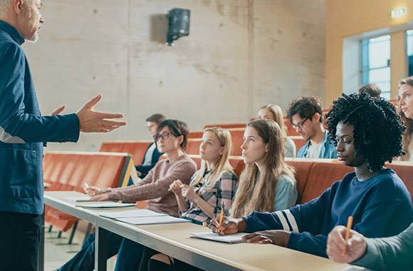 Studenten nemen deel aan een proefcollege.