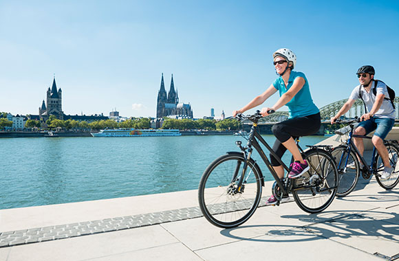 Radtouren NRW – Radfahrer am Rheinboulevard. Radtouren NRW – Radfahrer am Rheinboulevard.