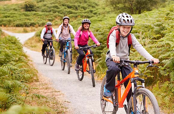 Fietstocht met kinderen: de familie maakt een dagtocht op de fiets.