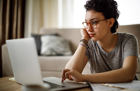 Schülerin informiert sich am Laptop über Studienfächer. Schülerin informiert sich am Laptop über Studienfächer.