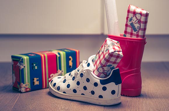 Schoencadeautjes – twee schoenen gevuld met cadeautjes. Schoencadeautjes – twee schoenen gevuld met cadeautjes.