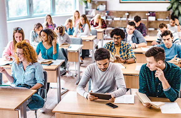 Begin van de studie: studenten leren tijdens een seminar.