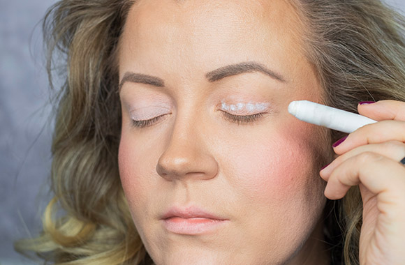 New Year’s Eve makeup: First apply an eye shadow base. New Year’s Eve makeup: First apply an eye shadow base.