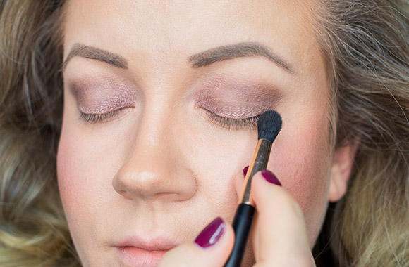 Silvester Augen-Make-up: Anschliessend wird dunkler Lidschatten benutzt.