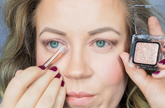 Highlighter on the inner corner makes the eyes shine. Highlighter on the inner corner makes the eyes shine.
