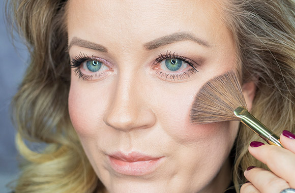 Apply highlighter to the cheekbones, nose, and Cupid’s bow. Apply highlighter to the cheekbones, nose, and Cupid’s bow.